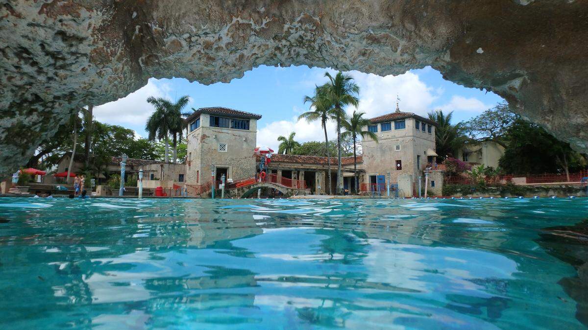 Venetian Pool, una piscina creada con roca coralina en 1924 que antes fue una cantera, es un auténtico oasis de inspiración en la arquitectura mediterránea.