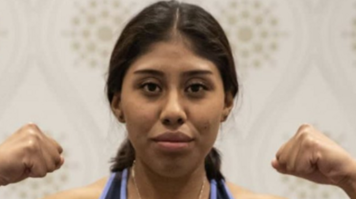 Jeanette Zacarías, la boxeadora mexicana que fue hospitalizada el sábado tras sufrir un nocaut durante una pelea en esta ciudad, ha fallecido. Tenía 18 años.