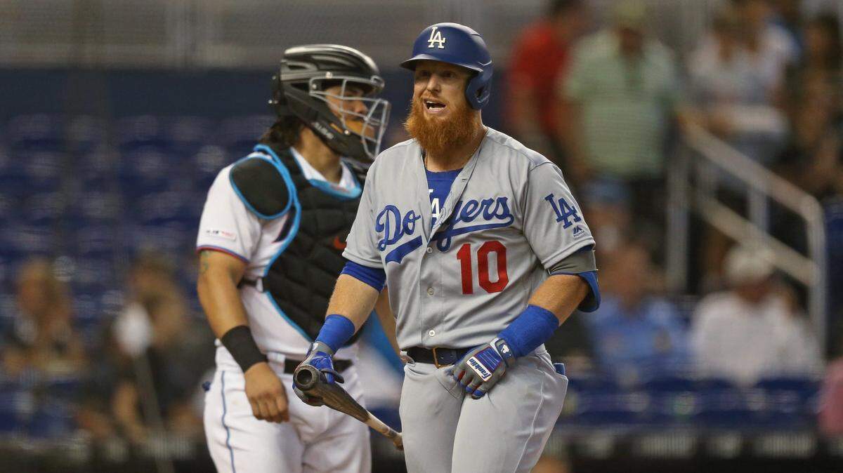 Los Marlins, que buscan un bateador establecido que pueda jugar en las dos esquinas del infield, le hicieron una oferta al tercera base Justin Turner, según una fuente de la liga. 