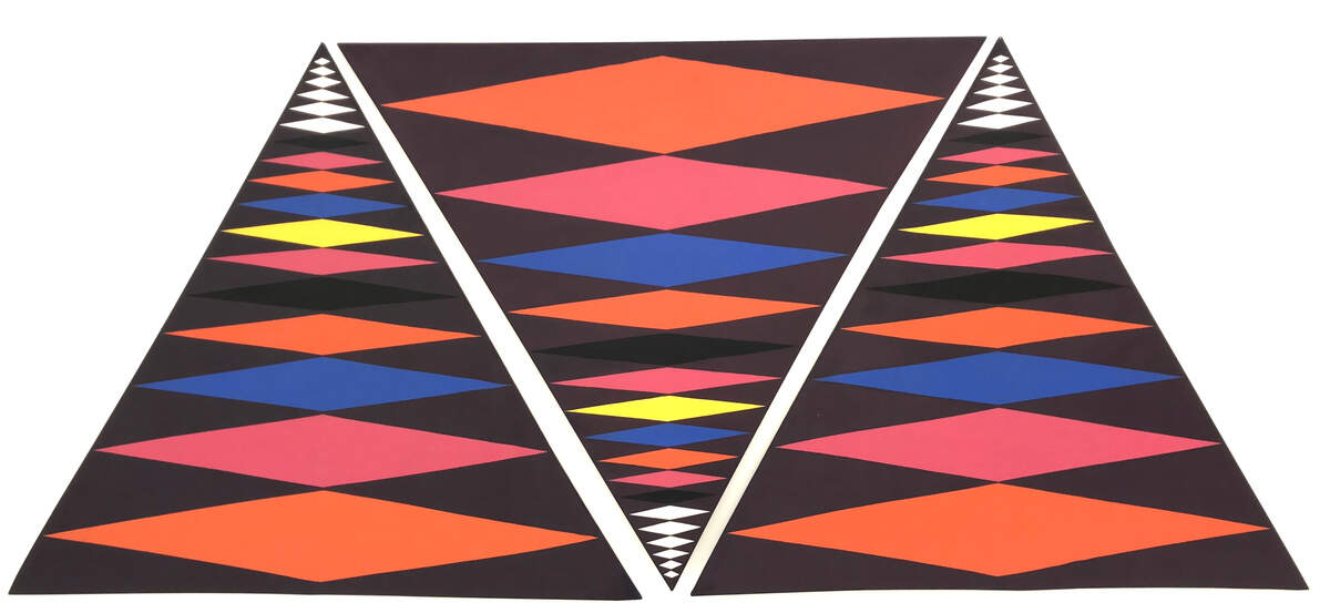 ‘Tríptico’, Figura geométrica, de Mateo Manaure, 1987, óleo sobre lienzo, 165 x 190 cm. Total medidas tríptico: 165 x 570 cm.