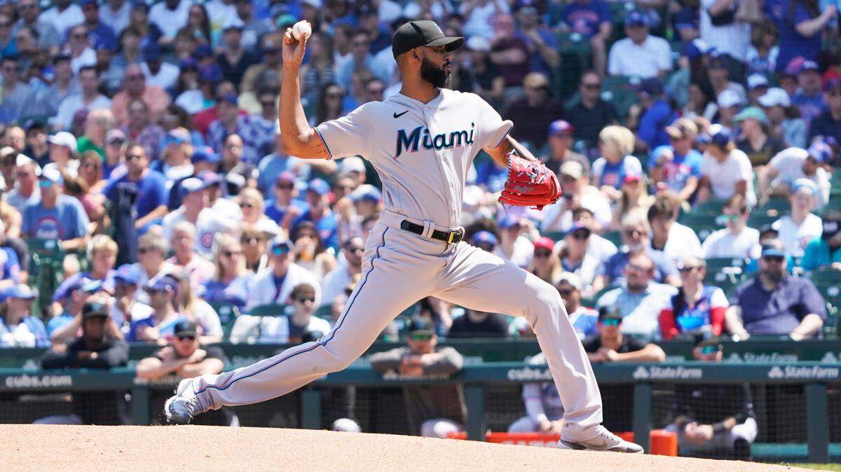 El abridor de los Marlins Sandy Alcántara lanza en el primer inning del partido ante los Cachorros, celebrado el 7 de de mayo de 2023 en Chicago.