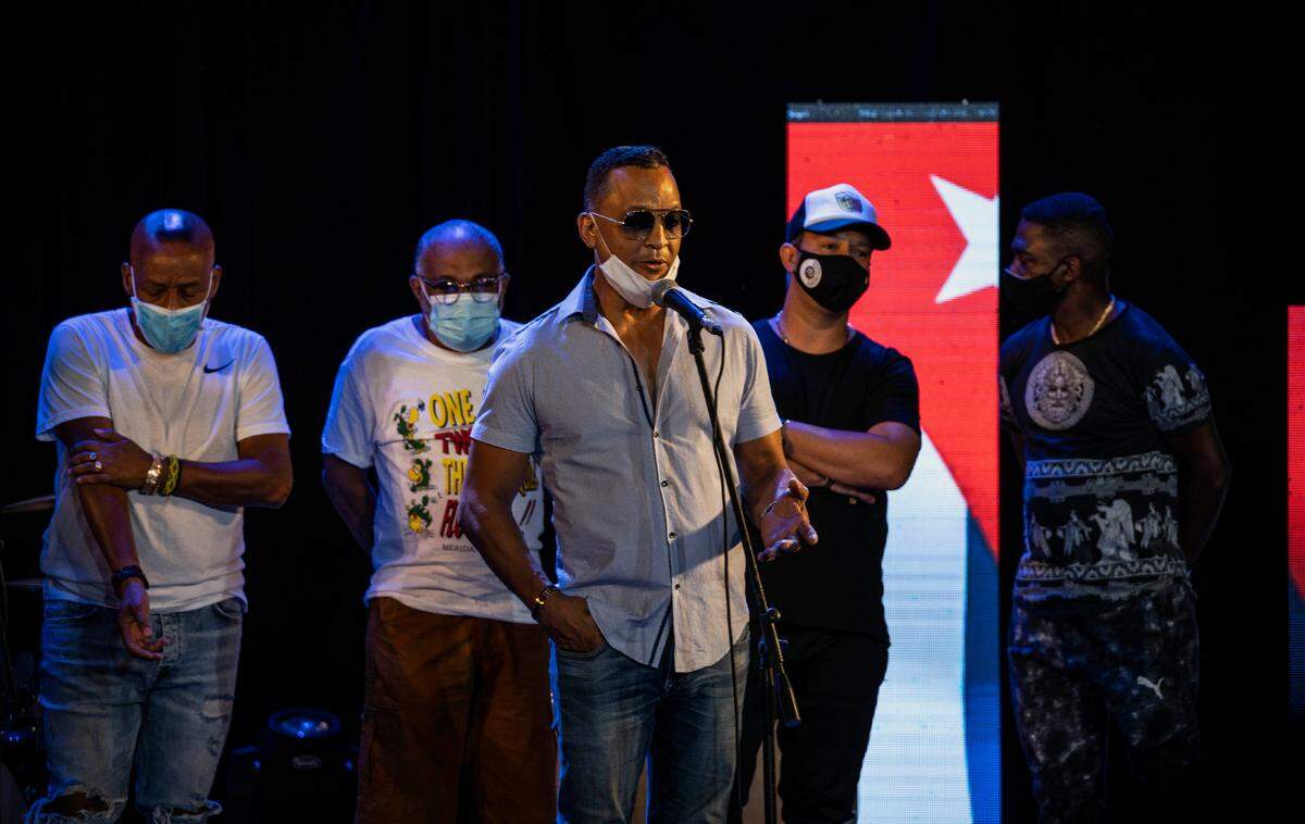 Samuel Formell, líder de Los Van Van, en septiembre del 2020, en una conferencia de prensa en apoyo a Alexander Abreu, de Havana D’Primera. Ambas orquestas cubanas ofrecerán conciertos en Estados Unidos.