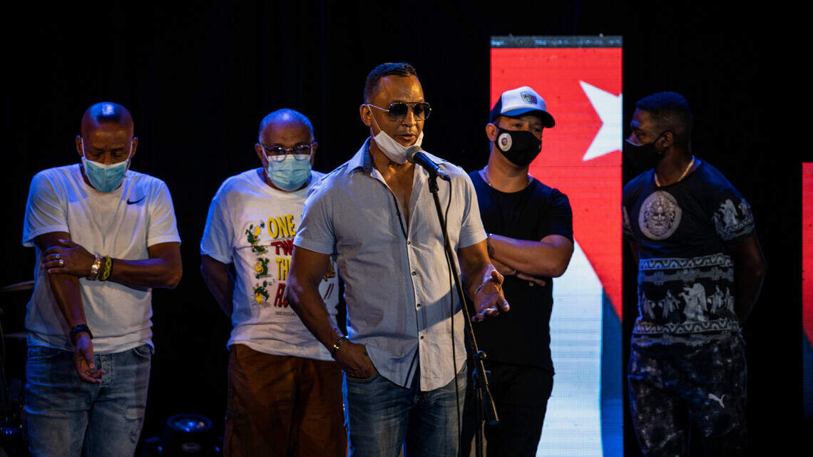 Cubanos protestan a las afueras del concierto de Los Van Van en Pembroke Pines