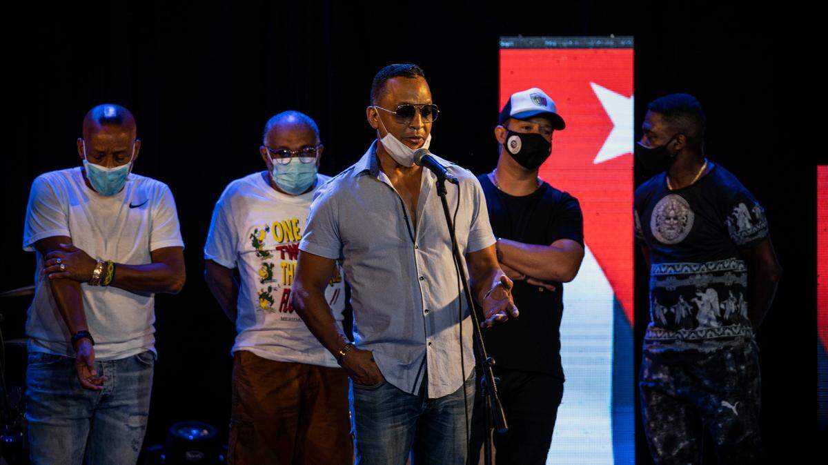 Samuel Formell, líder de la orquesta cubana Los Van Van, habla durante una conferencia de prensa acompañado de otros músicos cubanos para mostrar su solidaridad con el también músico Alexander Abreu, quien afirma haber recibido más de 1000 mensajes ofensivos en su teléfono celular, en La Habana, Cuba, el viernes. , 18 de septiembre de 2020. Abreu desató un feroz debate en las redes sociales que enfrentó a músicos y activistas de ambos lados del Estrecho de Florida por no hablar públicamente contra el gobierno cubano. (Foto AP/Ramón Espinosa)