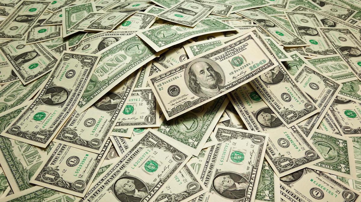 Florida celebra una subasta de propiedades encontradas en cajas fuertes y entregadas a la División de Propiedad No Reclamada. Entre estos objetos hay monedas, dinero y artículos deportivos de colección.