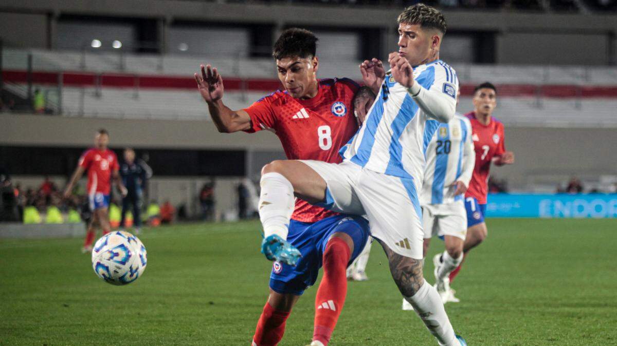 El jugador de Argentina Alexis Mac Allister (der.) lucha por la pelota con Dario Osorio, de Chile, en el partido de la eliminatoria mundialista celebrado el 5 de septiembre de 2024 en el Estadio Monumental de Buenos Aires.