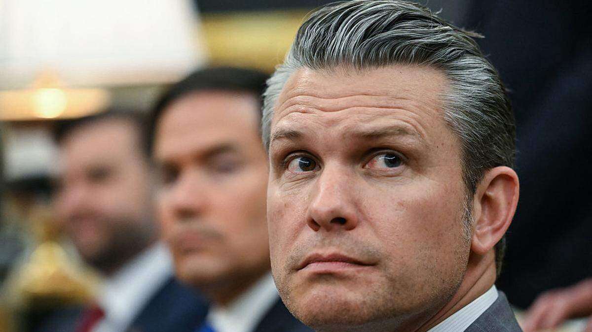 El secretario de Defensa de Estados Unidos, Pete Hegseth, observa mientras el presidente, Donald Trump, se reúne con el canciller alemán, Friedrich Merz, en la Oficina Oval de la Casa Blanca en Washington, DC, el martes 3 de marzo de 2026. El secretario de Estado, Marco Rubio, y el vicepresidente, JD Vance, están a su lado.