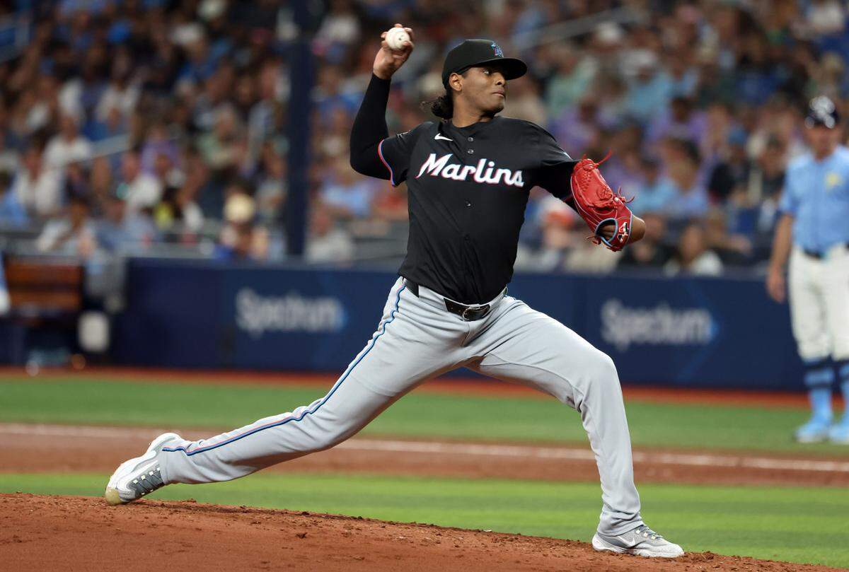 El abridor de los Marlins Edward Cabrera lanzó cinco entradas y permitió dos carreras a la tanda de los Rays, en el partido celebrado el 30 de julio de 2024 en el Tropicana Field en St. Petersburg, Florida.