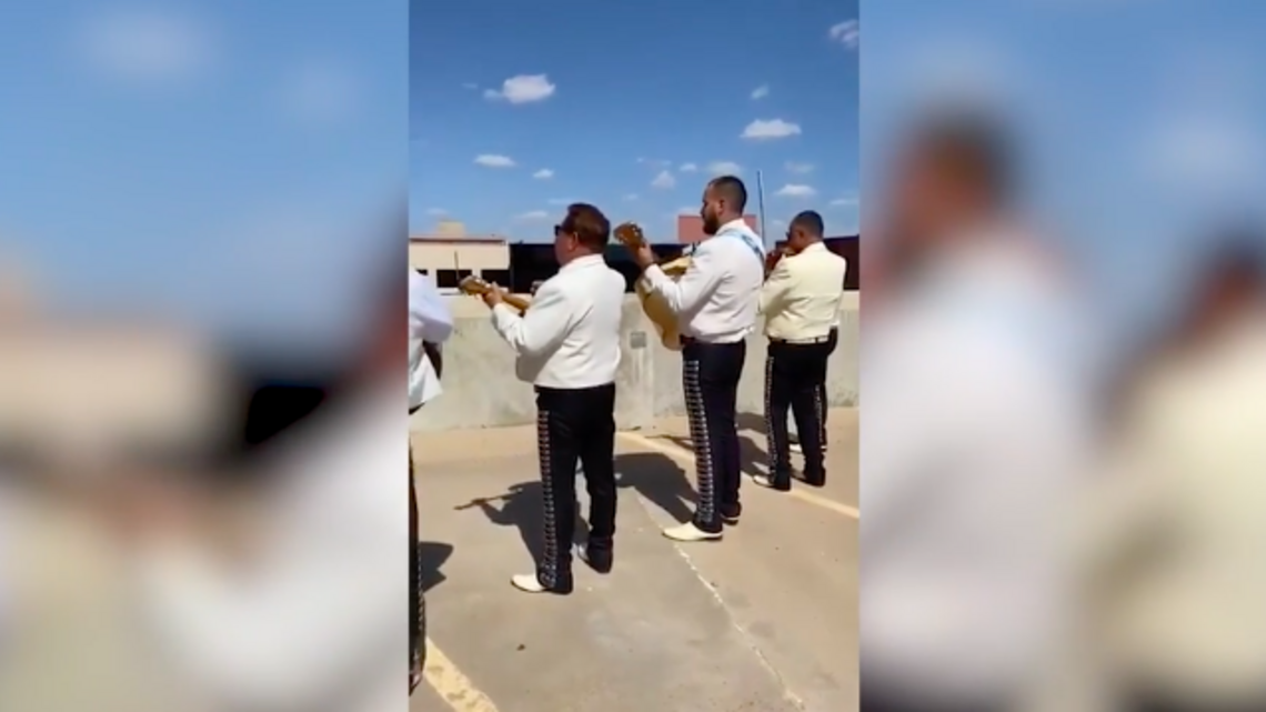 Mariachi por FaceTime: hombre de Texas lleva serenata a su esposa hospitalizada por COVID-19