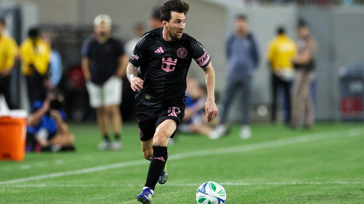 El delantero del Inter Miami Lionel Messi controla el balón contra el Orlando City en la primera mitad del partido amistoso, celebrado en el Raymond James Stadium, el 14 de febrero de 2025 en Tampa, Florida.