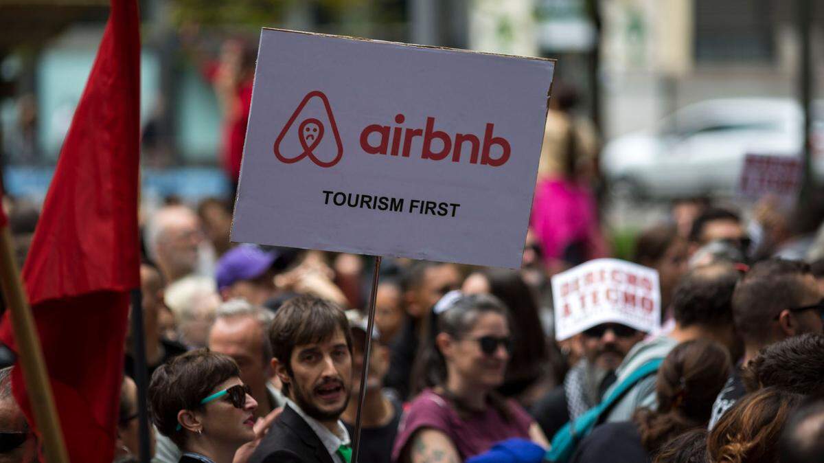 Foto de archivo que muestra a un manifestante sosteniendo una pancarta con el logo de Airbnb durante una manifestación, el 13 de octubre de 2024, en Madrid. Colectivos convocaron a una manifestación en Madrid bajo el lema “¡Se acabó! ¡Bajemos los alquileres!”, exigiendo el derecho a una vivienda digna y a precios de alquiler justos.