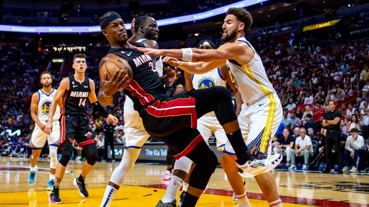 El jugador del Heat Jimmy Butler (22) captura el rebote mientras lo marca Klay Thompson, de los Warriors de Golden State, celebrado el 1ro de noviembre de 2022 en Miami.