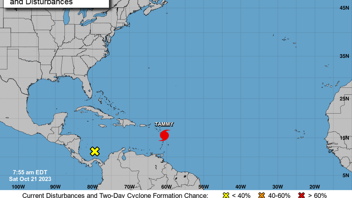 Mapa del trópico que el Centro Nacional de Huracanes (NHC) dio a conocer el sábado, 21 de octubre de 2023.