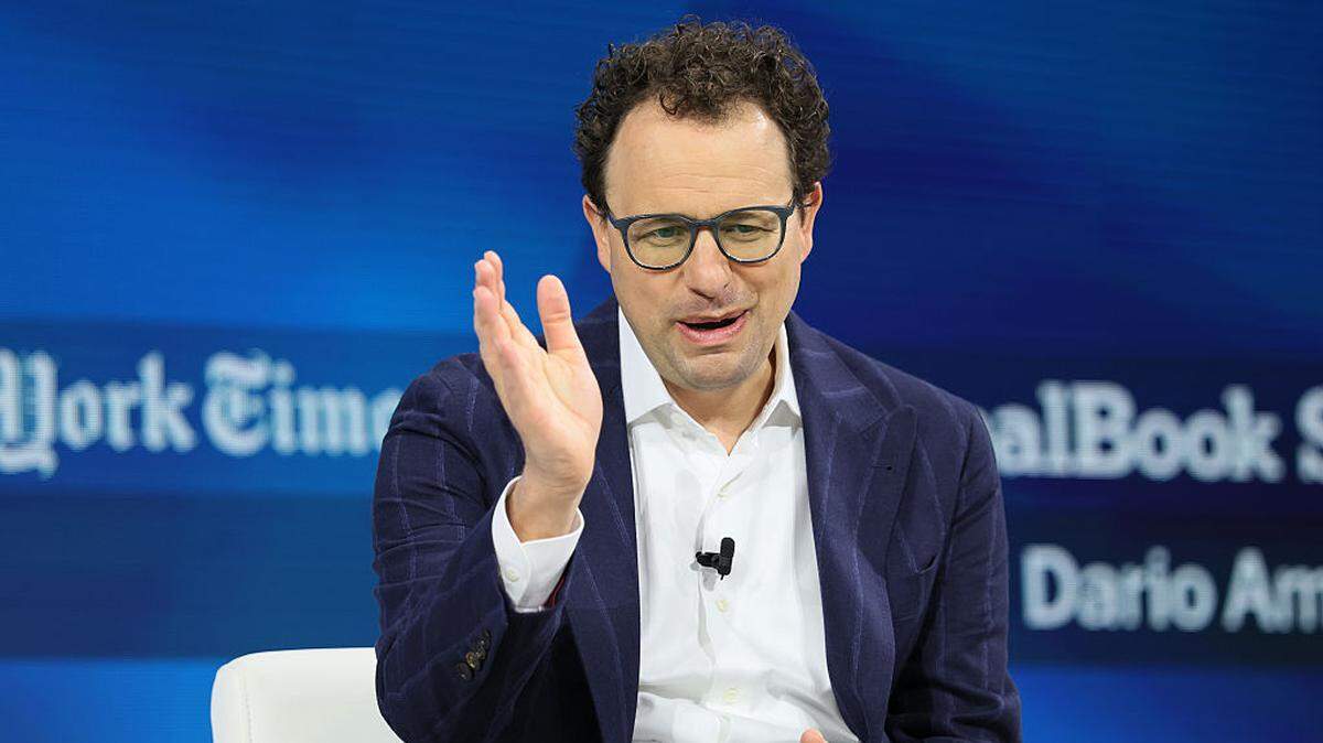 El director ejecutivo y cofundador de Anthropic, Dario Amodei, habla en el escenario durante la Cumbre Dealbook del New York Times 2025 en el Jazz at Lincoln Center, el 3 de diciembre de 2025, en la ciudad de Nueva York.
