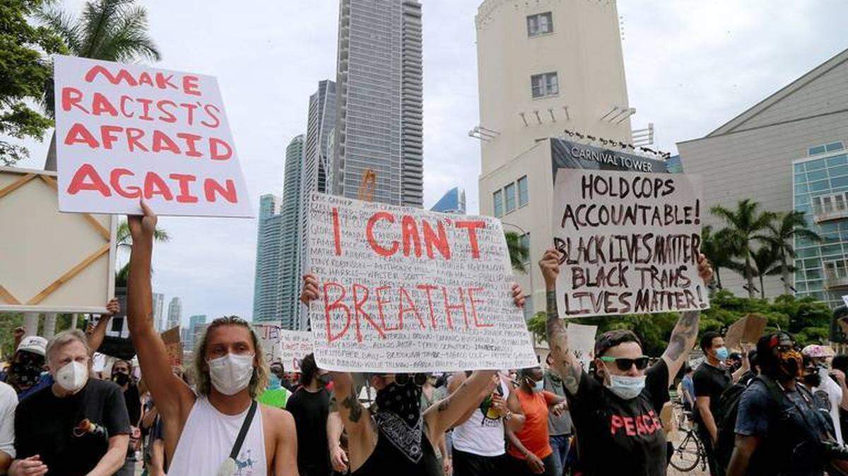 En el octavo día de protestas en Miami por la muerte de George Floyd en Minneapolis, los manifestantes marchaban por Biscayne Boulevard hacia la calle 36 del NE el 6 de junio de 2020.