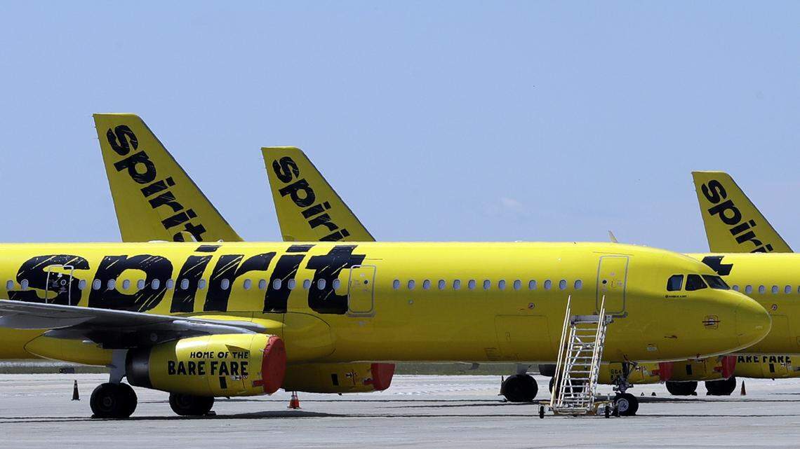 ARCHIVO - Aviones de Spirit Airlines están en la pista del Aeropuerto Internacional de Orlando en Orlando, Florida, 20 de mayo de 2020. JetBlue comprará a Spirit Airlines por 3.800 millones de dólares, se informó el jueves 28 de julio de 2022. (AP Foto/Chris O’Meara, File)