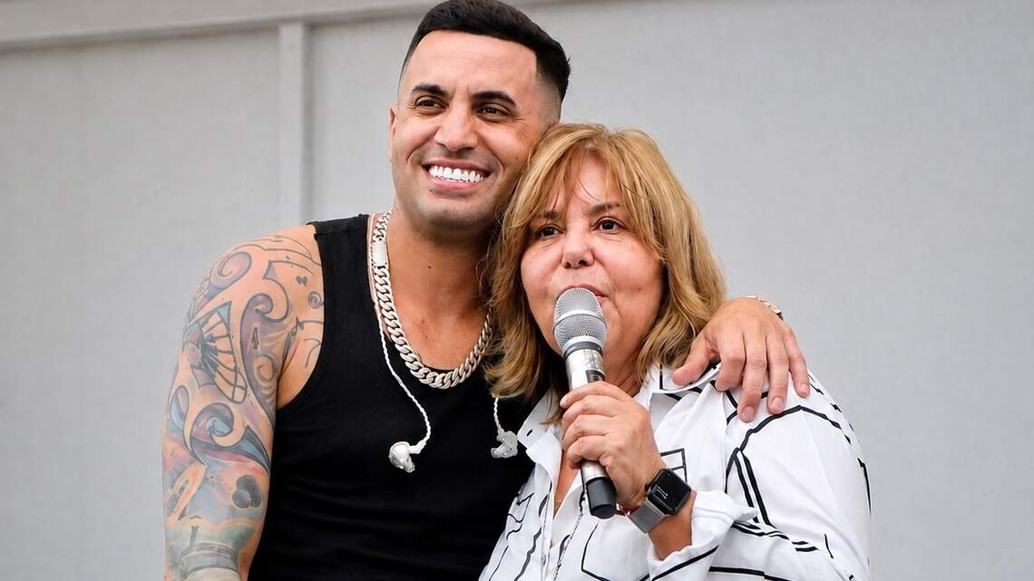 El cantante Lenier fue homenajeado por la alcaldesa de Medley