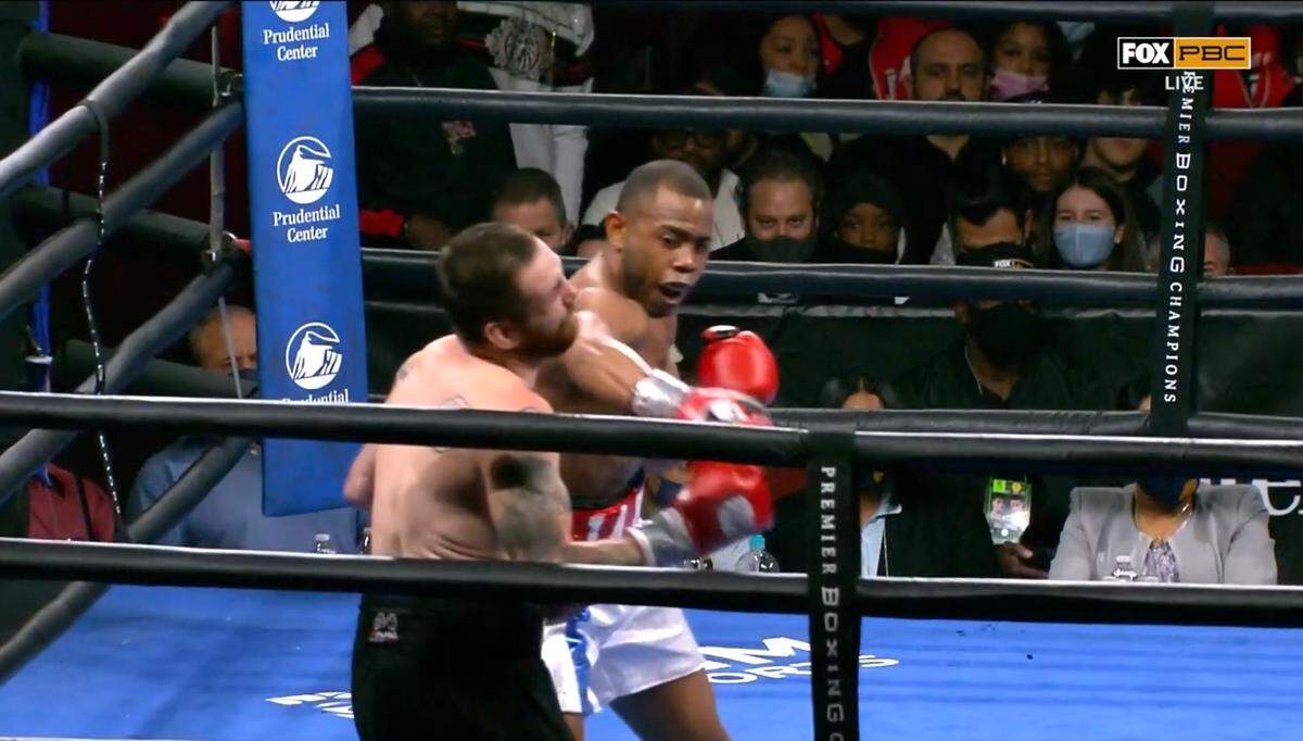 Yoelvis Gómez, el boxeador que muchos conocen como “La Joya’’, venció el sábado en la noche -en plena Navidad- por nocaut técnico a Clay Collard en una velada de FOX.