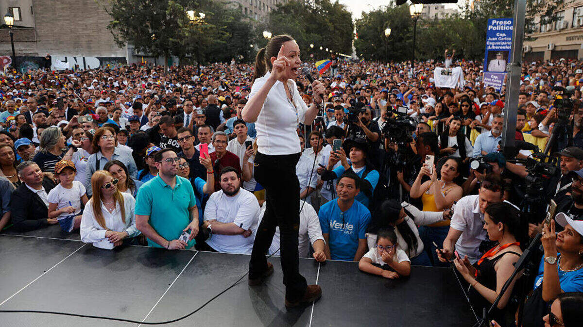 Miles de venezolanos se concentraron este jueves en el centro de Santiago, en Chile, en una demostración convocada por la líder de la oposición venezolana, María Corina Machado, la mayor manifestación pública desde que salió de Venezuela en diciembre pasado.