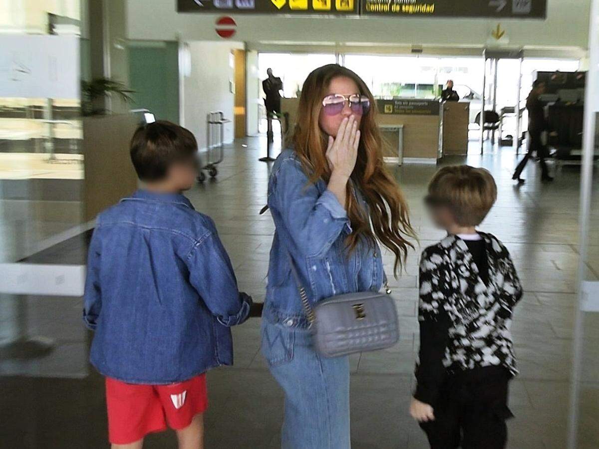 SHAKIRA SE MARCHA A MIAMI CON SUS HIJOS Europa Press Reportajes / Europa Press 02/4/2023