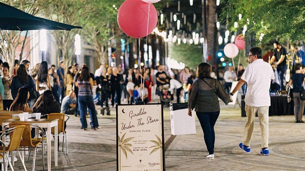 Giralda bajo las estrellas en febrero, gratis