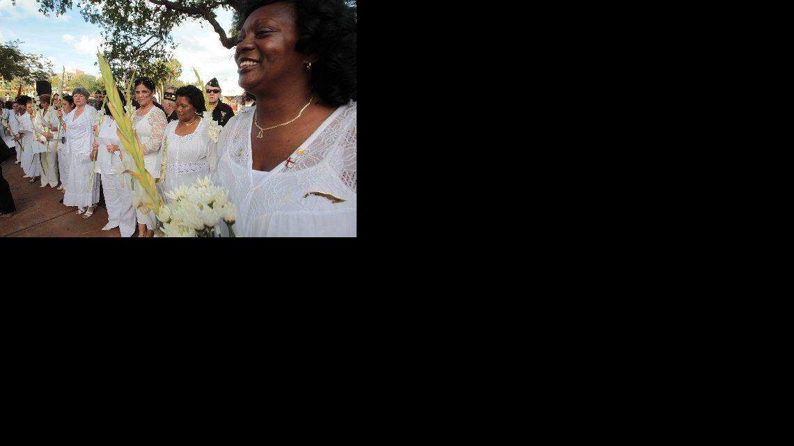 Berta Soler (der), Presidenta de las Damas de Blanco rodeadas de miembros de las Damas de Blanco que residen en los Estados Unidos, durante una vigilia celebrada en Le Jeune Road y Miracle Mile el sa°bado, 27 de abril del 2013.
