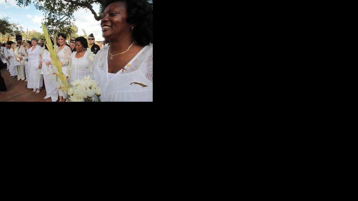 Berta Soler (der), Presidenta de las Damas de Blanco rodeadas de miembros de las Damas de Blanco que residen en los Estados Unidos, durante una vigilia celebrada en Le Jeune Road y Miracle Mile el sa°bado, 27 de abril del 2013.