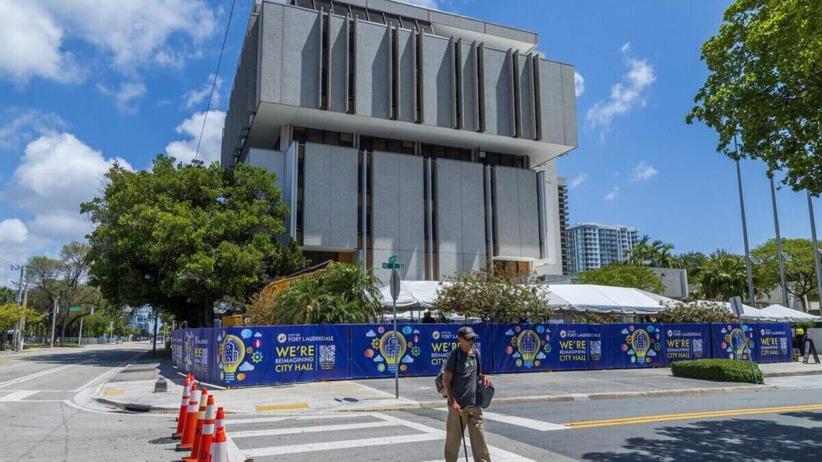 Vista del emplazamiento del antiguo edificio del Ayuntamiento de Fort Lauderdale, situado en el 100 de N. Andrews Avenue, que será demolido mientras se construye una nueva sede gubernamental en el centro de la ciudad; martes, 7 de mayo de 2024.