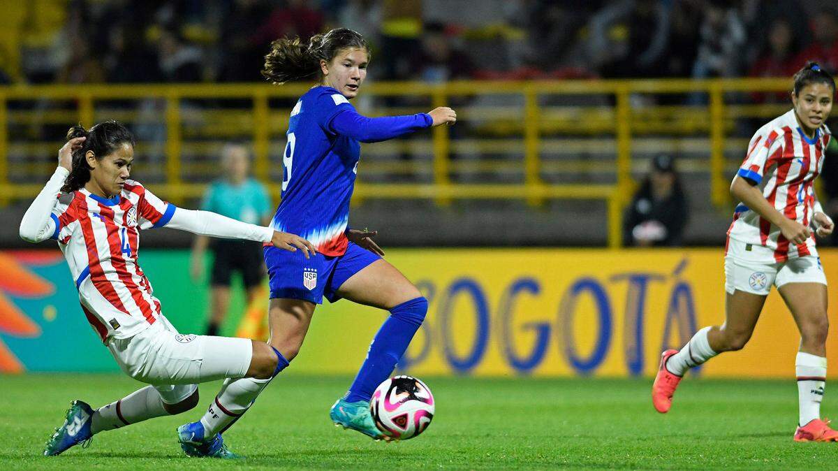 La jugadora de Estados Unidos Pietra Tordin (der.) conduce la pelota ante la marca de Naomi de León, de Paraguay, en el partido de la Copa del Mundo sub-20 femenino celebrado el 8 de septiembre de 2024 en el Estadio Metropolitano de Techo, en Bogotá, Colombia.