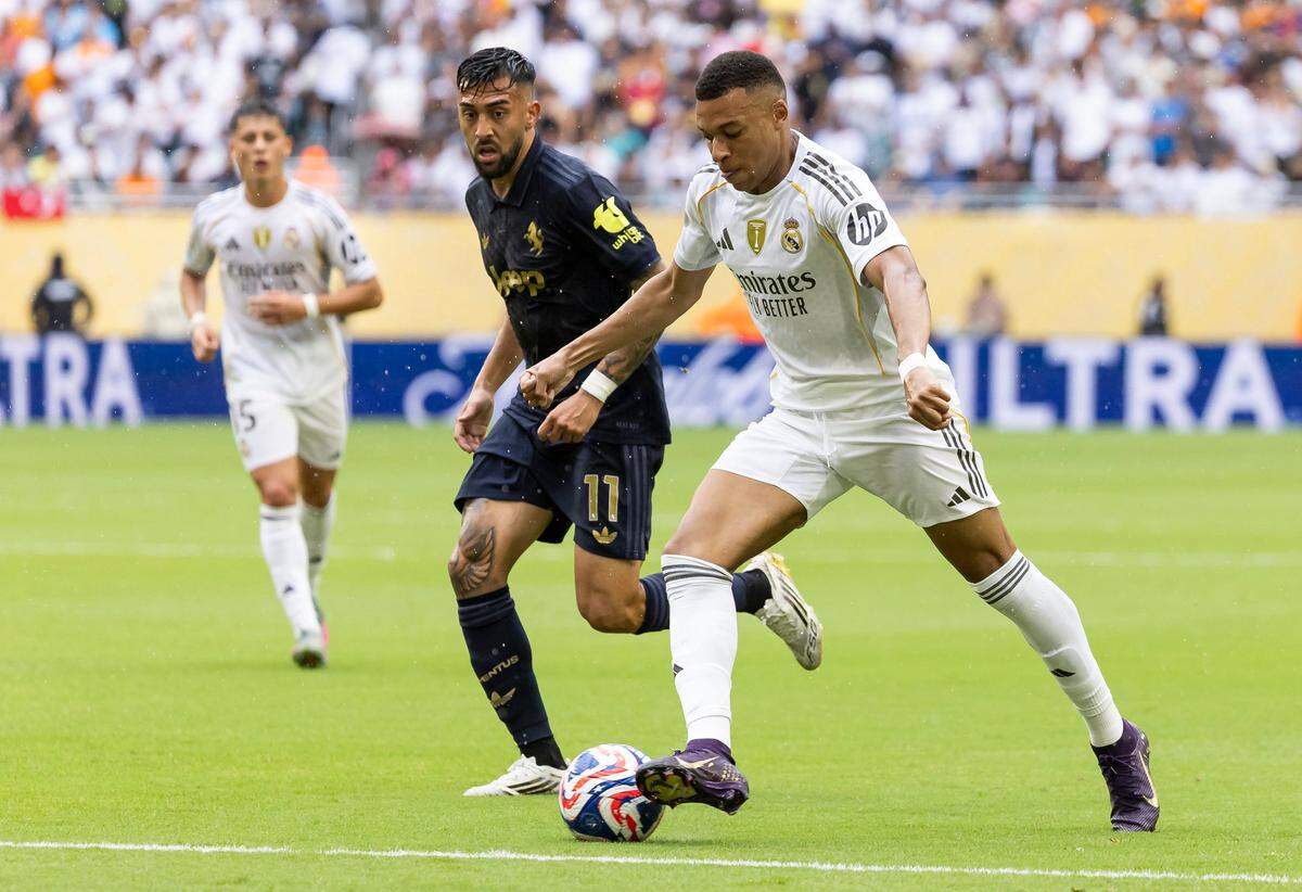 El delantero del Real Madrid Kylian Mbappé (der.) conduce la pelota ante la marca de Nicolás González, de Juventus, en el partido de octavos de final del Mundial de Clubes celebrado el 1ro de julio de 2025 en el Hard Rock Stadium en Miami Gardens, Florida.