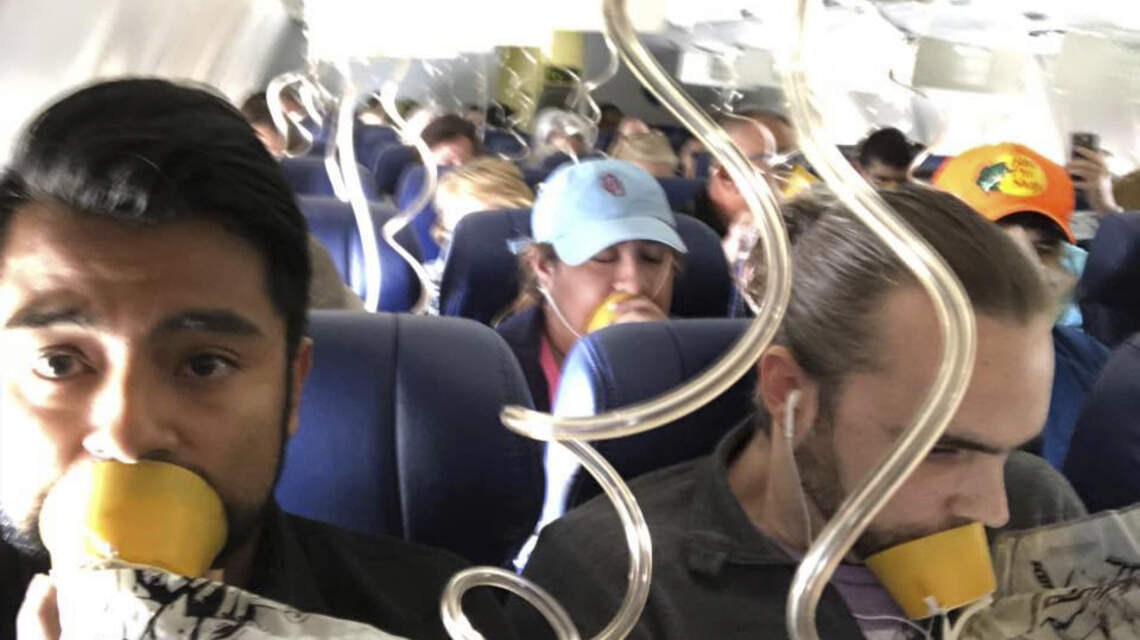 ¿Sabe qué hacer si hay una emergencia en un avión?