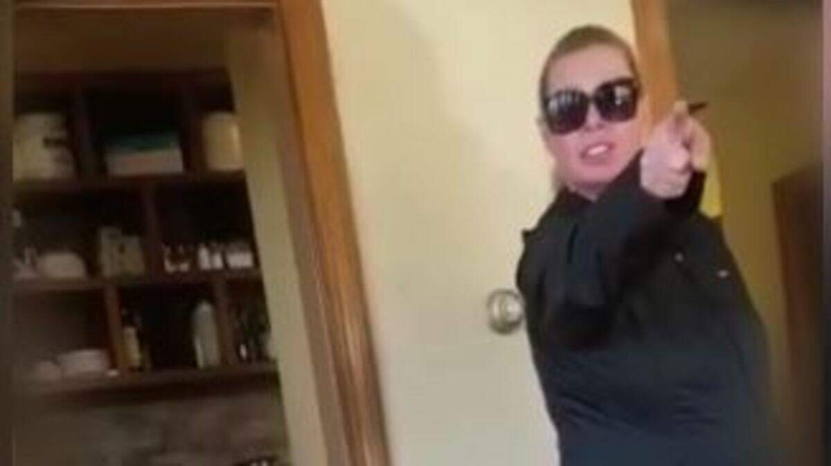 Fragmento del video donde una mujer blanca increpa a latinos que hablaban español en Virginia.