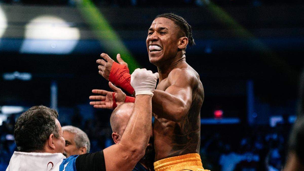 Alberto Blas no pudo contener la emoción. Cuando se anunció el veredicto que lo confirmaba como campeón de Bare Knuckle Fighting Championship (BKFC), el cubano se hincó de rodillas y elevó una plegaria al cielo en muestra de agradecimiento.