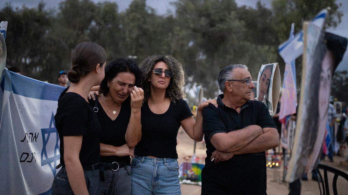 Familiares y amigos lloran en el lugar donde se celebra el Festival Nova en el marco del primer aniversario del ataque de Hamás a Israel. 