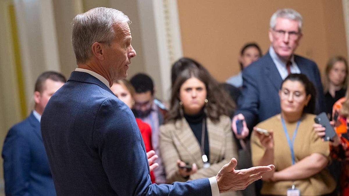 El líder de la mayoría del Senado, John Thune, republicano de Dakota del Sur, habla con la prensa tras la votación en el Senado para poner fin al cierre del gobierno, el 10 de noviembre de 2025 en Washington D.C. 