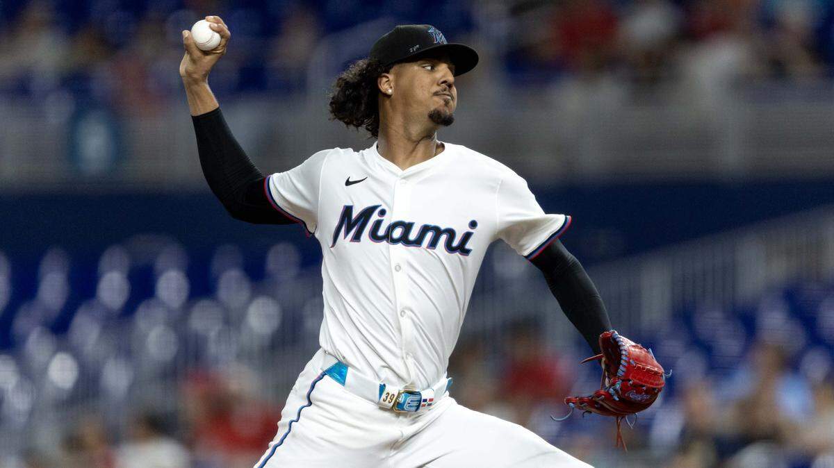 El abridor de los Marlins Eury Pérez lanza en el primer inning del partido ante los Cardenales de San Luis, celebrado el 18 de agosto de 2025 en Miami.