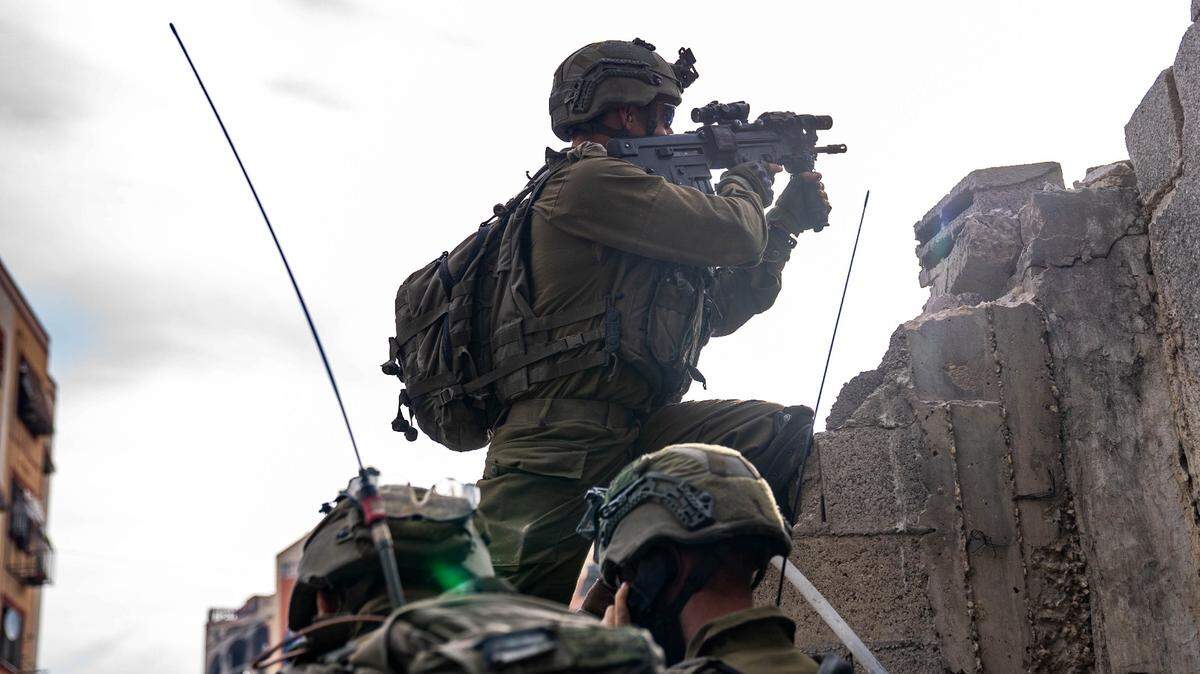 Esta foto distribuida por la Fuerzas Israelíes de Defensa (IDF, por sus siglas en inglés) el domingo 10 de diciembre de 2023, muestra a soldados durante una operación militar en la Franja de Gaza.