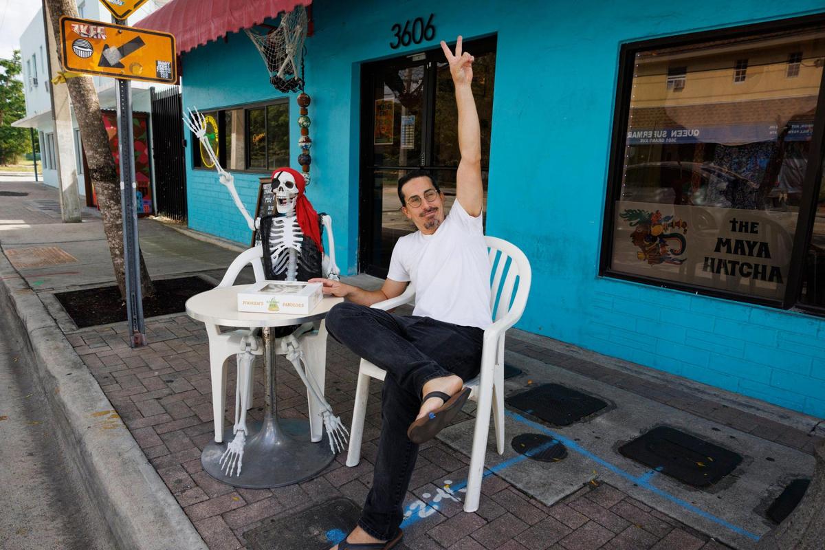 Joshua Abril saluda desde su nueva tienda en Coconut Grove.