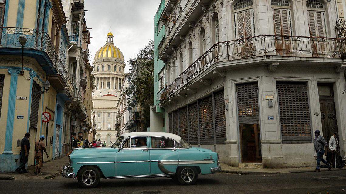 Un auto estadounidense antiguo pasa cerca del Capitolio en La Habana, el 3 de mayo de 2021. Varias embajadas y consulados en La Habana anunciaron cierres durante el 10 de octubre afectando servicios de visas para cubanos. 