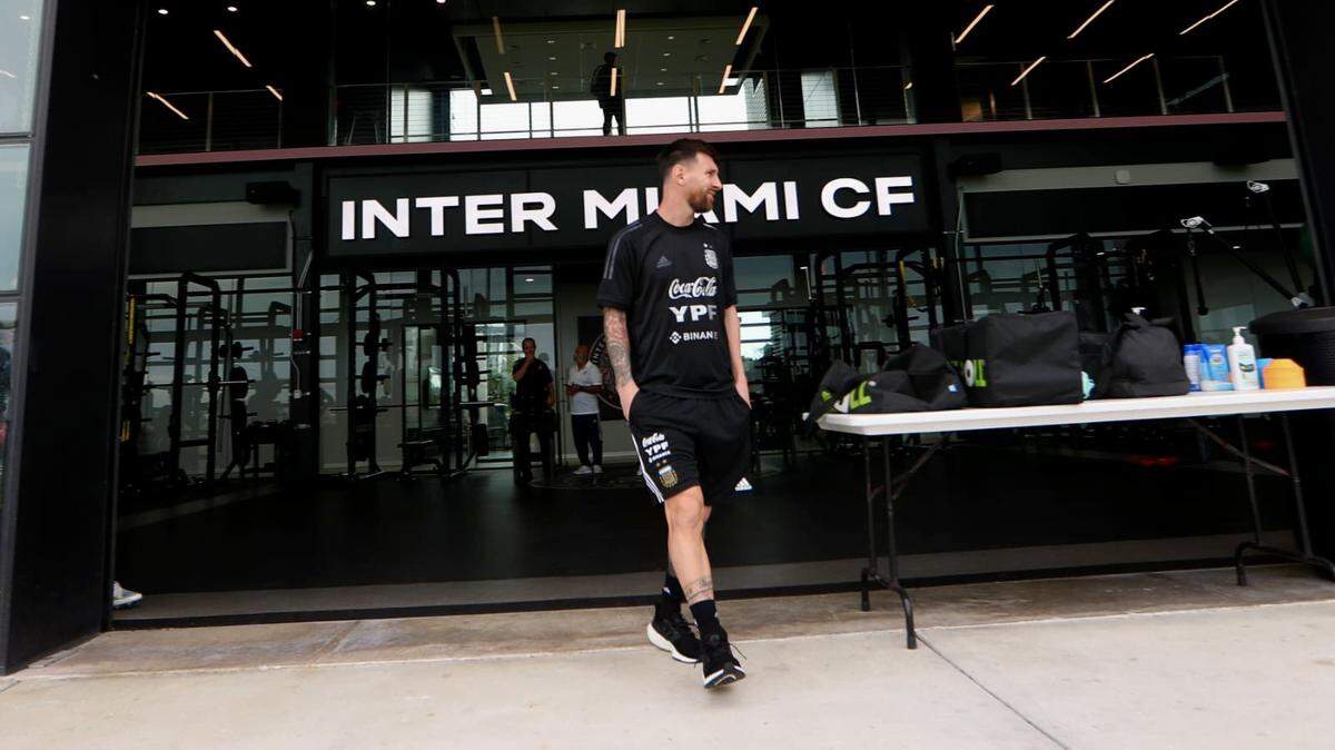 Lionel Messi camina en las instalaciones del centro de entrenamiento del Inter Miami en Fort Lauderdale. El estelar delantero se prepara para jugar con Argentina en el partido amistoso contra Honduras, que se celebrará el viernes 23 de septiembre de 2022 en el Hard Rock Stadium de Miami Gardens.