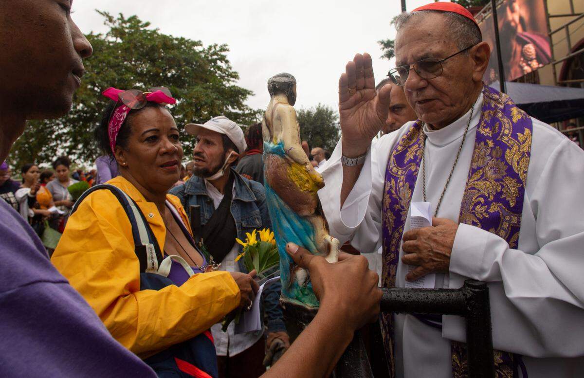 El cardenal Juan de la Caridad García bendice a los peregrinos que llegan al santuario de San Lázaro, en El Rincon, Cuba, el domingo 17 de diciembre de 2023.
