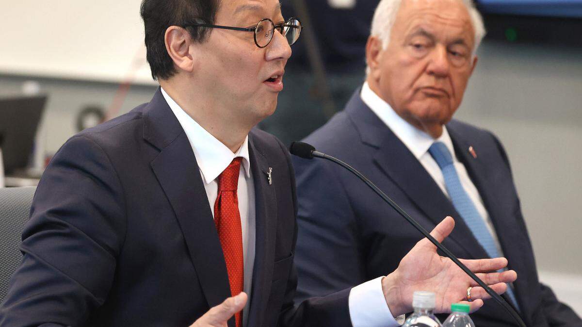 El presidente electo de la Universidad de Florida, Santa Ono, responde a una pregunta durante una reunión de la Junta de Gobernadores de Florida en Orlando, el martes 3 de junio de 2025, mientras Mori Hosseini (derecha), presidente de la Junta de Fideicomisarios de la UF, escucha. La junta de gobernadores se reunió en el campus céntrico de la Universidad de Florida Central en Orlando para votar sobre Ono como el decimocuarto presidente de Florida. (Joe Burbank/Orlando Sentinel)