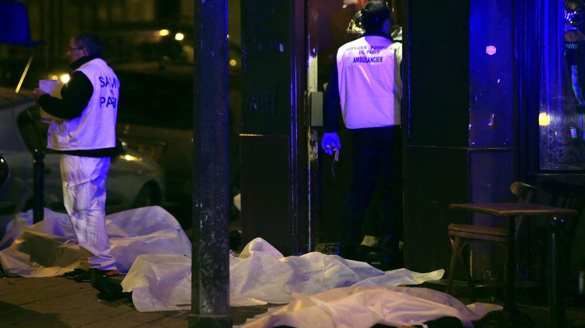 Las víctimas yacían en el pavimento en un restaurante de París, el viernes, 13 de noviembre de 2015.