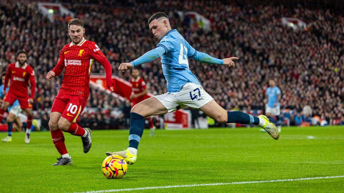 El delantero del Manchester City Phil Foden patea el balón en el partido contra Liverpool en la liga inglesa, celebrado el 1ro de diciembre de 2024 en Liverpool.