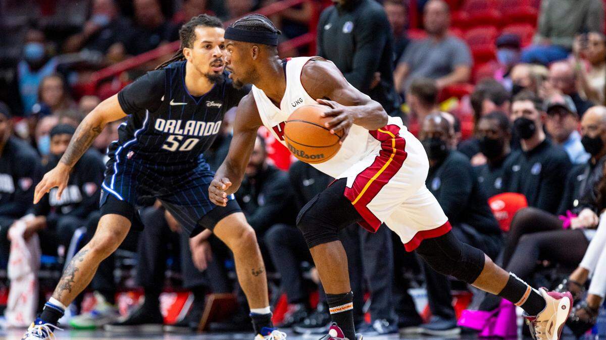 El delantero del Miami Heat Jimmy Butler (22) enfila hacia la canasta defendido por el escolta de los Orlando Magic Cole Anthony (50) durante el primer cuarto en el FTX Arena en Miami, Florida, el lunes 25 de octubre de 2021.