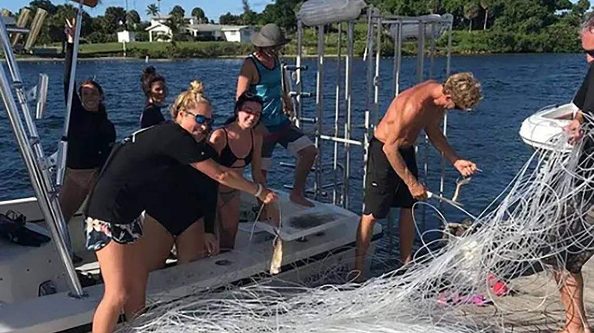 Una foto del capitán John Moore Jr. y sus pasajeros descargando millas de palangre en un muelle de Júpiter se hizo viral el 10 de agosto de 2020. Los fiscales federales del Distrito Sur de la Florida usarían esta foto, y otras, para procesar a Moore y a su compañero de tripulación, Tanner Mansell, por robo de equipo de pesca en aguas federales. El presidente Trump les indultó las condenas el miércoles 28 de mayo de 2025.