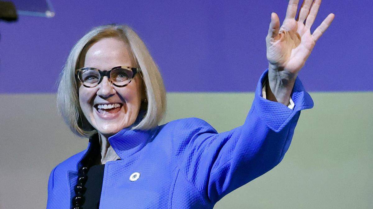 Eileen Higgins saluda al público durante su investidura como alcaldesa de Miami en el auditorio del campus Wolfson del Miami-Dade College el pasado jueves.