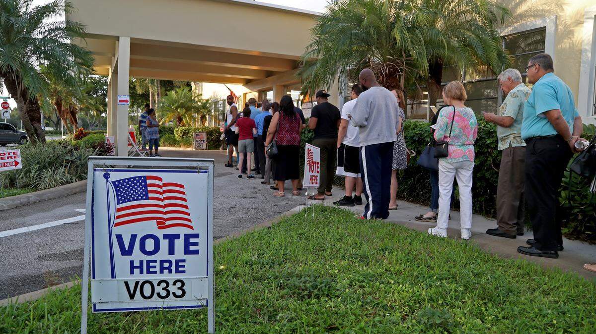 Electores en Hollywood, en el condado Broward, Florida hacen fila para emitir su voto en el David Park Community Center el 6 de noviembre de  2018.