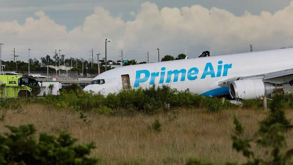 Cinco muertos: avión de Amazon se sale de la pista del aeropuerto de Miami y choca contra varios automóviles