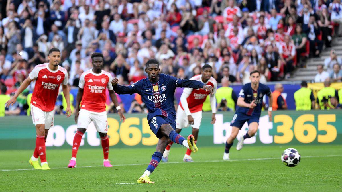 Ousmane Dembélé, del Paris Saint-Germain, anota el primer gol de su equipo desde el punto de penalti durante el partido de la final de la UEFA Champions League ante el Arsenal FC en el Puskás Arena, el 30 de mayo de 2026 en Budapest, Hungría.